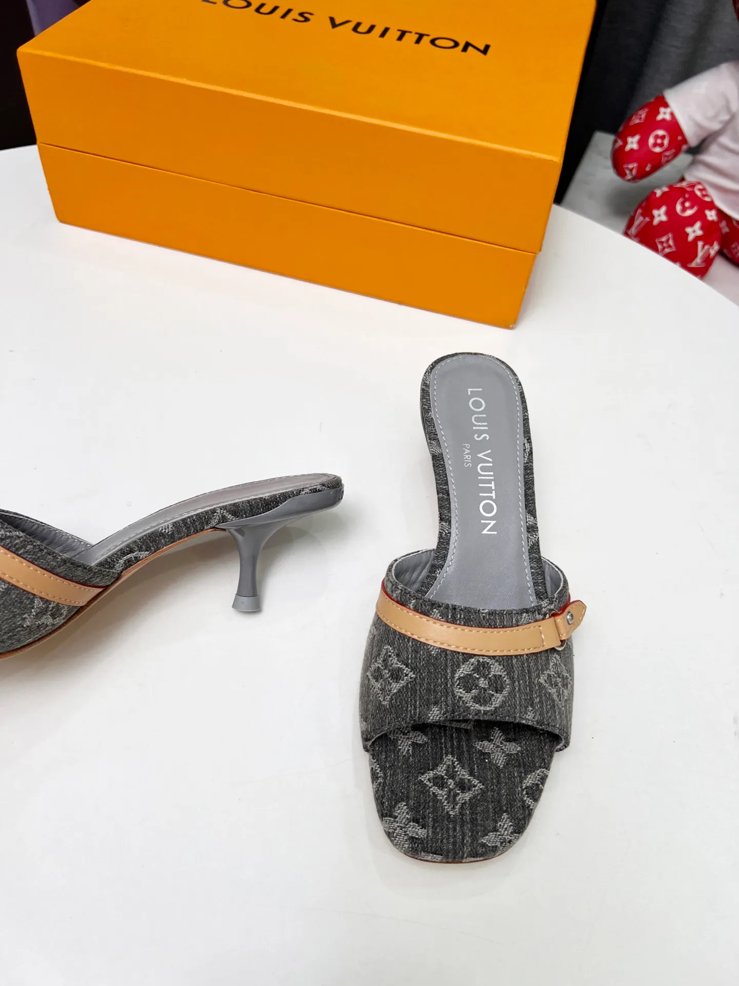 👟👟Ex-factory price 440👟👟 LV new denim kitten heel slippers 2025 summer must-have for goddesses, original replica, super comfortable on the feet. Show off the queen's temperament, the heel height is 5.5CM, which shows your temperament without being tiring. Standard code: 35-42 (41 and 42 codes are customized, non-returnable and non-exchangeable)